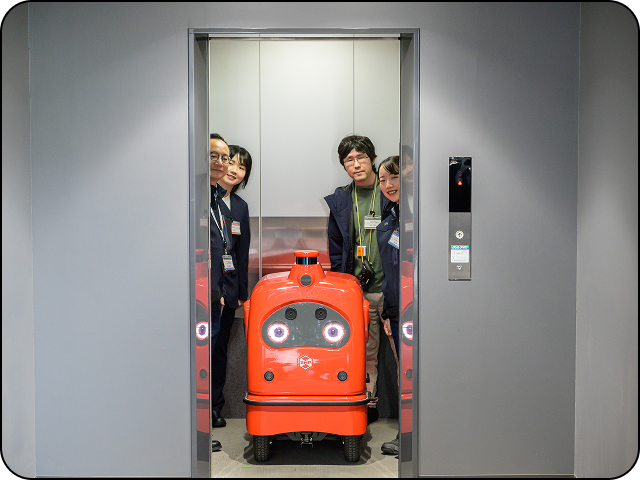 ロボットとヒトのエレベーター同乗