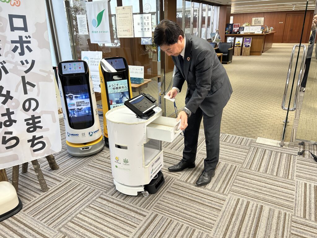 相模原市役所内で配送ロボットが活躍！エレベーターに乗って荷物をお届けしました